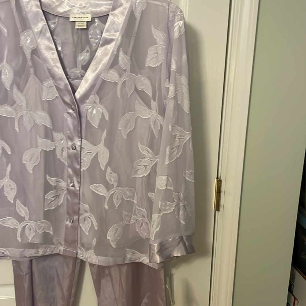 Jones New York - Lilac 3- piece Pajama Set- SZ M pants, top, & bed jacket. NEW